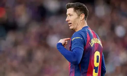 زوجة روبرت ليفاندوفسكي تلمح إلى مستقبل مهاجم برشلونة